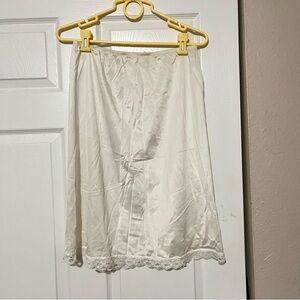Vintage Deena off white half slip with lace bottom Medium